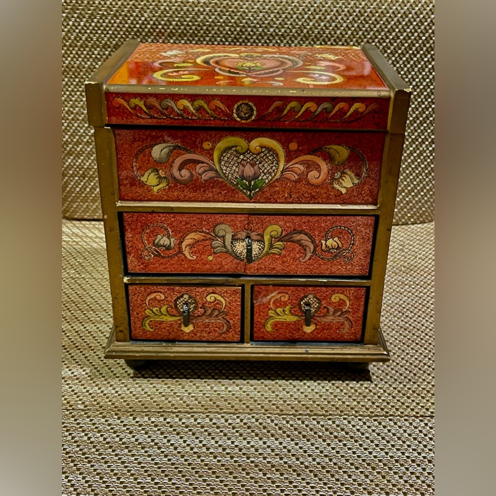 Circa 1980/1990 Peruvian Reverse Andahuaylas Painted Glass 8” Jewelry Chest